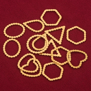 Piezas de aretes geométricos dorados con marcos de cuentas en varias formas creativas