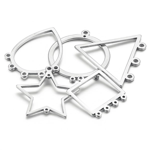 Vue détaillée de connecteurs de bijoux géométriques en acier pour créations d'étoiles et ronds