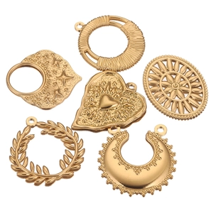 Lot de 6 pendentifs en acier doré avec motifs cœur, étoile et éléments botaniques