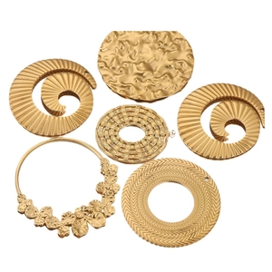 Assortiment de pendentifs en acier inoxydable doré aux motifs géométriques et martelés