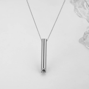 Primer plano del colgante cilíndrico de acero inoxidable con acabado plateado pulido y cadena