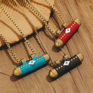 Collana bohémien in acciaio inossidabile con pendente cilindrico e perline smaltate