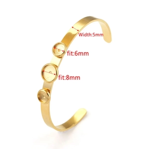 Detail van de 5mm gouden roestvrijstalen armband met 6mm en 8mm bezel instellingen