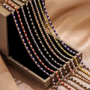 Cadena de acero inoxidable dorado con pedrería cuadrada de colores y perlas