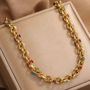 Collana a catena in acciaio dorato con punti in smalto colorato su maglie testurizzate chic