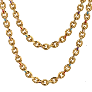 Dettaglio di una collana a catena in acciaio dorato con maglie smaltate a righe colorate