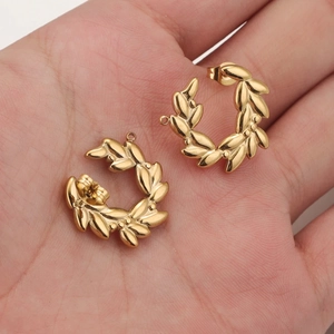 Goldene Lorbeerblatt-Ohrstecker aus Edelstahl in C-Form, zur Größendarstellung in der Hand