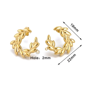 Detailansicht goldener C-förmiger Ährenohrringe mit 19 mm Breite und 2 mm Lochgröße