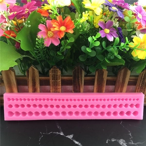 Stampo in silicone rosa per bordi a perla per decorazione torte su marmo