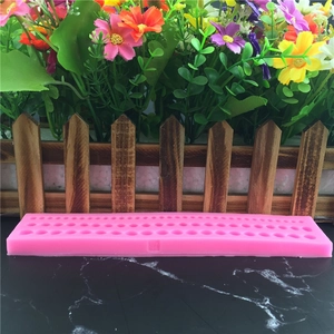 Stampo in silicone rosa per bordi in pasta di zucchero con tre file di forme a perla