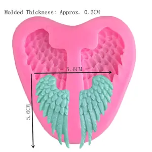 Moule en silicone rose en forme de cœur avec modèles d'ailes et plumes vertes