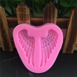 Moule en silicone rose en forme de cœur avec ailes d'ange pour fondant et savon artisanal