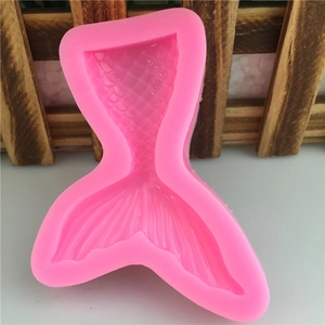 Stampo in silicone rosa a coda di sirena per decorazione torte con dettagli di squame di pesce