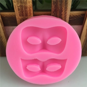 Stampo rotondo in silicone rosa con due cavità a maschera per decorazione torte e fondente