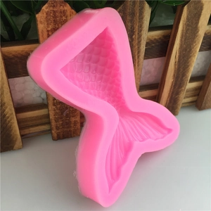 Stampo in silicone a coda di sirena rosa con scaglie dettagliate per decorazione torte