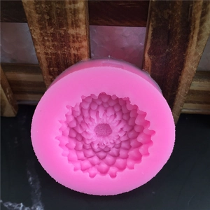 Roze ronde siliconen mal met gedetailleerd bloemenpatroon voor doe-het-zelf taartdecoratie