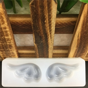 Three sizes of wing-shaped silicone molds for fondant cakes and DIY crafts