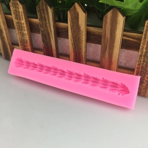 Detaillierte Makroansicht der rosa Silikonform mit filigranem Muschelkettendesign
