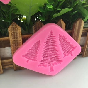 Rosa Silikonform mit drei verschiedenen Mini-Weihnachtsbäumen für die Tortendekoration