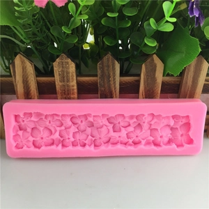 Silikonform in Pink mit feinen Blumenmustern für die Dekoration von Fondant Kuchen