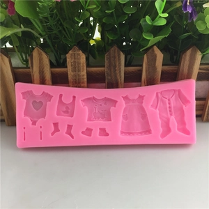 Rosa Silikonform mit Babykleidung-Design für DIY-Fondant und Seifenherstellung