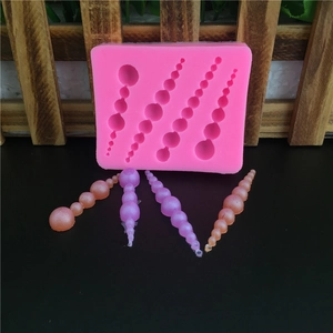Vista dettagliata dello stampo in silicone rosa con bolle per decorazione di torte fondente