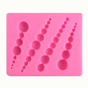 Dettaglio dello stampo in silicone rosa con perle sfumate per decorazioni di torte fondente