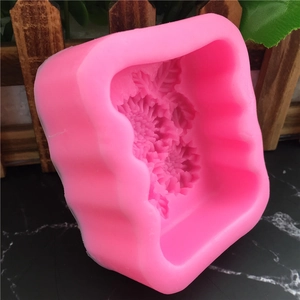 Dettaglio dello stampo in silicone rosa con fiori per saponi e decorazioni per torte