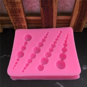Stampo in silicone rosa con quattro misure di catene di perle per decorare torte