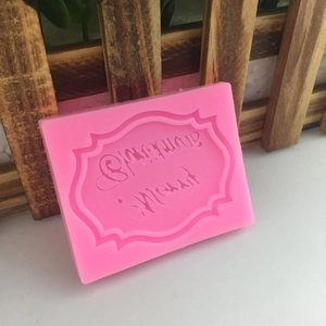 Rosa Silikonform Merry Christmas für Tortendeko und DIY-Handwerk auf weißem Untergrund