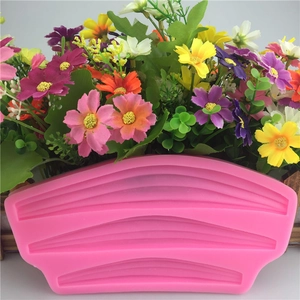 Stampo in silicone rosa con tre motivi a nastro di pizzo per decorare torte
