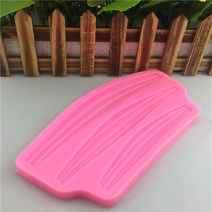 Dettaglio dello stampo in silicone rosa per fondente con tre trame di pizzo a nastro