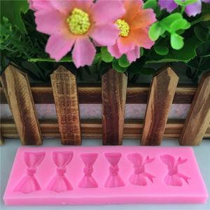 Moule en silicone rose avec six formes de nœuds pour décoration de gâteaux en fondant