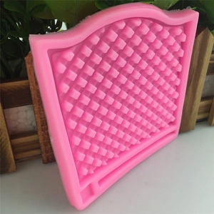 Gros plan du moule en silicone rose avec texture grillagée pour décoration de gâteau fondant