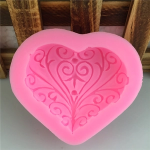 Stampo in silicone rosa a forma di cuore con motivi floreali per decorazione torte