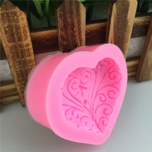 Stampo in silicone rosa a forma di cuore con rilievi di vite per fondente e artigianato