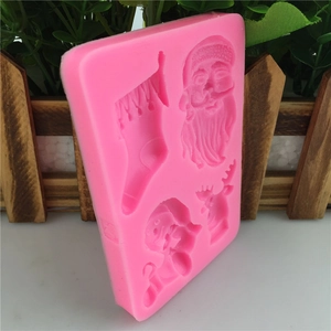 Moule de Noël en silicone rose avec formes de Père Noël, chaussette, renne et bonhomme de neige