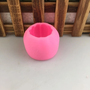 Detailansicht der rosa 3D-Kürbis-Silikonform mit inneren Radialstrukturen und mattem Finish