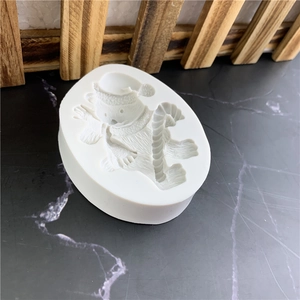 Silikonform Weihnachtsbär mit Weihnachtsmütze und Zuckerstange für DIY-Schokoladenbacken