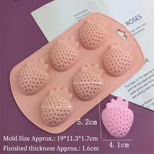 Silikonform mit 6 Erdbeeren für Eiswürfel und Pralinen in hellem Rosa Design
