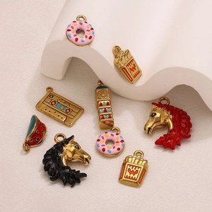 Detalle de dijes de esmalte y acero inoxidable con motivos de donas y snacks para joyas DIY
