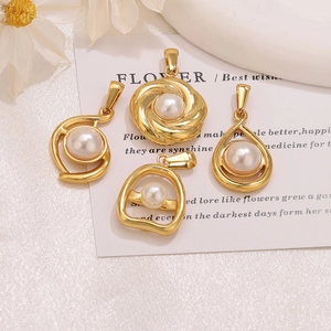 Elegante goldene Edelstahl-Anhänger mit Perlen in Tropfen- und Kreisform-Design