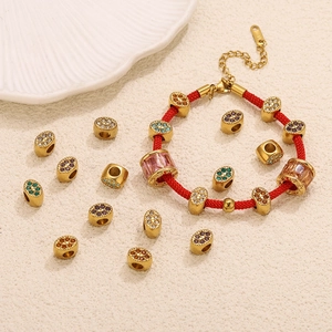Macro di perline in acciaio inossidabile dorato con strass colorati su bracciale di corda rossa