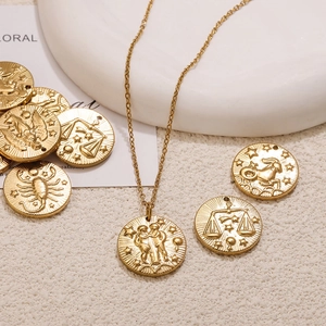 Collier pendentif zodiaque en relief en acier inoxydable plaqué or 18K avec des étoiles
