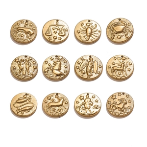 Vue détaillée de 12 pendentifs zodiaque en relief doré pour la création de bijoux DIY