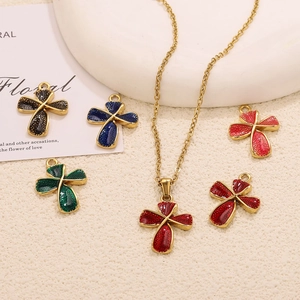 Élégant collier croix en acier inoxydable doré avec pendentifs en émail coloré