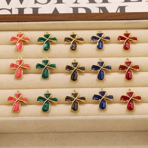 Collier trèfle en acier inoxydable avec pendentifs en émail coloré et fini doré