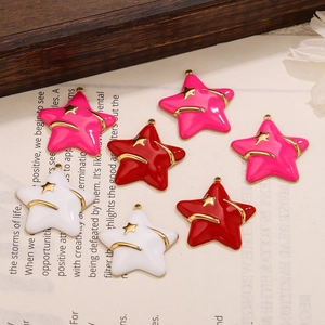 Detalle de colgantes de estrella esmaltada colorida para creación de joyería