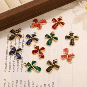 Pendentifs nœuds et étoiles en émail en quatre couleurs avec bord doré pour création de bijoux