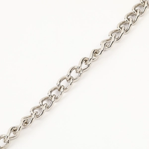 Macro view of 38cm punk silver metal chain links with high-polished metallic texture